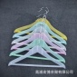 PP塑料童装衣架工厂彩色塑料儿童童装衣架厂家磨砂手感轻薄上海儿童服装品牌展示架